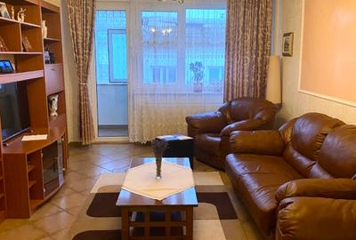 Apartament cu 3 camere decomandat, mobilat în Central