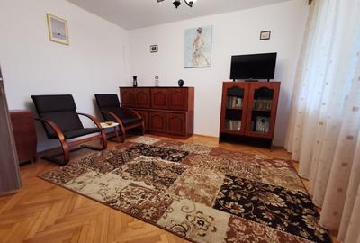 Apartament cu 3 camere decomandat în Piața Centrală