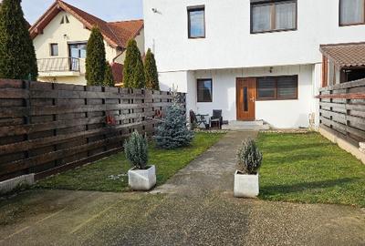 Vand apartament 3 camere decomandate , la vila cu curte individuala - 1