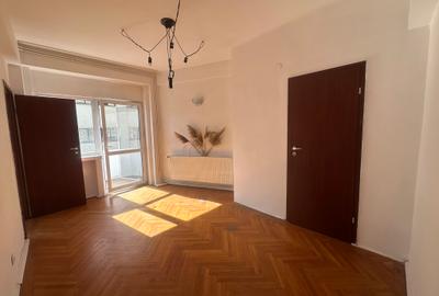 Apt. 3 cam C. Victoriei, etaj 2, balcon, nemobilat, centrala proprie, bloc solid