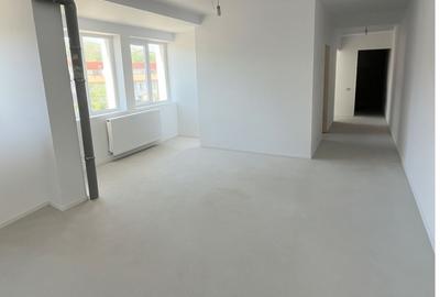 Apartament cu 3 camere semidecomandat în Florești