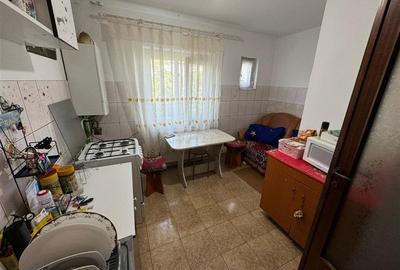 Apartament 3 camere, etaj 2/3, zona Longinescu - stradal -