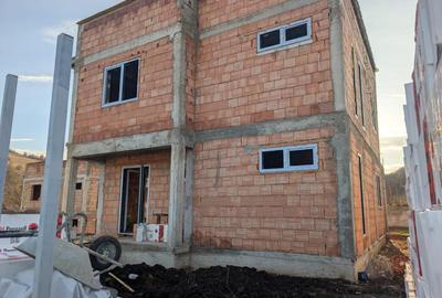 Casa individuala cu 4 camere , 120mp, 700mp teren, zona Mera - 10