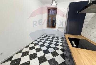 Apartament 4 camere, pe 2 niveluri si curte comuna în Centru - 12