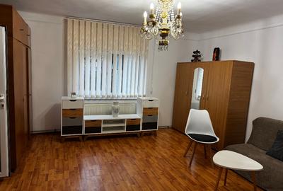 Închiriez casă curte Apărătorii Patriei - 1