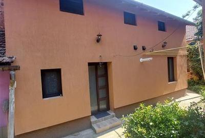 Apartament cu 3 camere semidecomandat, mobilat în Central