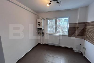 Apartament cu 3 camere semidecomandat, mobilat în Rovine