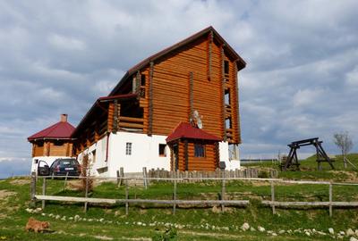 Casa deosebita din busteni, teren 2000 mp, Bran-Pestera.