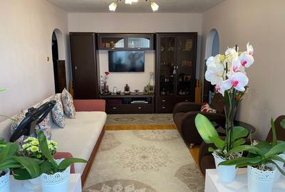 Apartament cu 3 camere semidecomandat, mobilat în Alexandru cel Bun