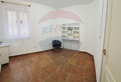 Scaun /camera de inchiriat-salon de infrumusetare (zona centrala) - 11