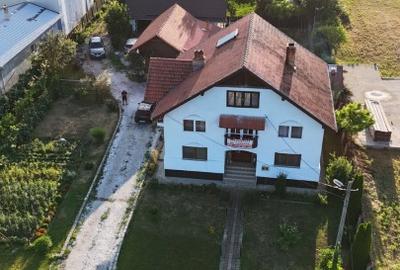 Casă Spațioasă și Domeniu Generos de Vânzare în sat Râu Barbat, comuna Pui, HD - 1