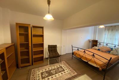 Garsoniera spatioasa, la curte - 1