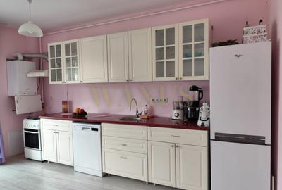 Apartament cu 2 camere semidecomandat, mobilat în Florești