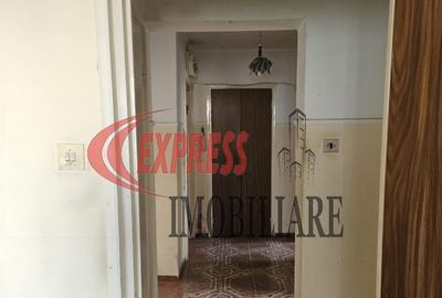 Apartament cu 3 camere semidecomandat în Titan