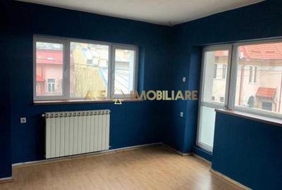 Apartament cu 4 camere semidecomandat în Mărășești