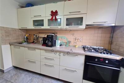 Apartament cu 3 camere decomandat, mobilat în Craiter