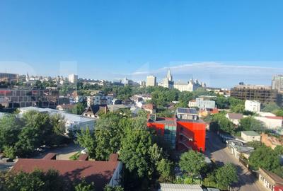 Apartament cu 3 camere semidecomandat, mobilat în Central