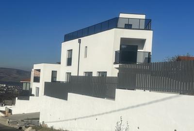 DE VANZARE ! Casa INDIVIDUALA cu GRADINA 400 mp și TERASA  spectaculoasa ! - 2