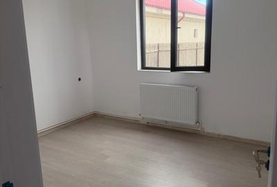 Agenție imobiliară vindem casă la sol cu patru camere în Năvodari - 2