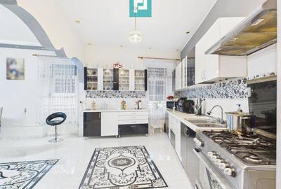 Casă individuală cu 5 camere în Central