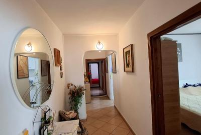 De vanzare apartament cu 4 camere , etaj 2 - 3