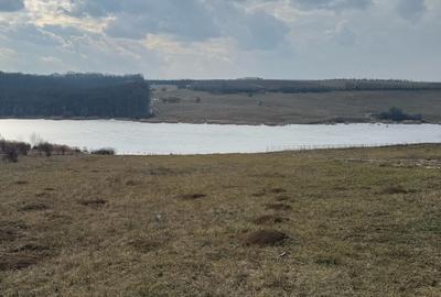 Teren la Lebada cu vedere spre lac