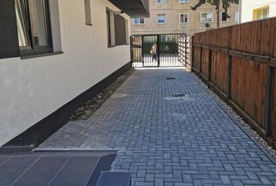 Apartament cu 3 camere decomandat în Florilor