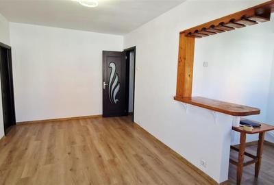 Apartament cu 3 camere semidecomandat în Craiovița Nouă