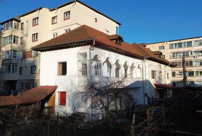 Casa de vânzare in centrul orașului Câmpulung la preț de apartament - 15