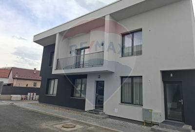 Apartament cu 3 camere de închiriat - 10