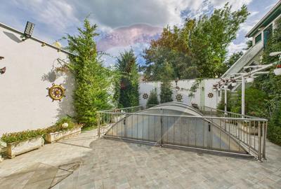 Casă / Vilă cu 10 camere de vânzare în zona Central - 1