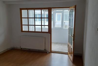 Apartament cu 3 camere decomandat în 9 Mai