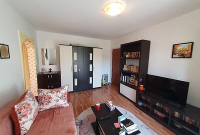 Apartament cu 2 camere, etaj intermediar