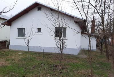 Casă cu 4 camere în Gruiu