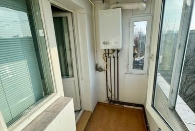 Apartament cu 3 camere semidecomandat în Podu Roș