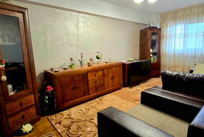 Targoviste,  Calea București,  bloc O1, vanzare apartament 4camere - 1