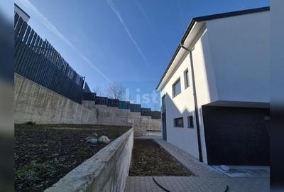Case cu arhitectura nordica, panouri fotovoltaice, central Dezmir - 3