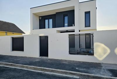 Casă cu 5 camere în Sânmartin