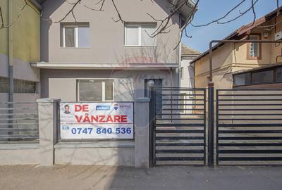 Casă cu 10 camere în Florilor