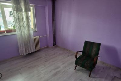 Se vinde pe Republicii apartament decomandat 3 camere ,pret 89000 euro neg - 6