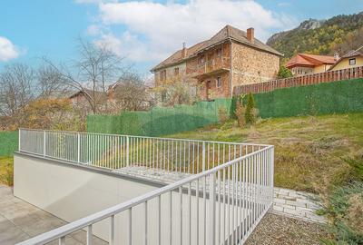 La poalele Tâmpei — vilă contemporană în Schei - 36