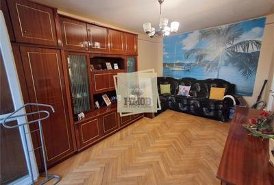 Apartament cu 3 camere decomandat, mobilat în Calea Poplăcii