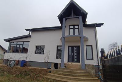 Casă individuală cu 5 camere în Măgura
