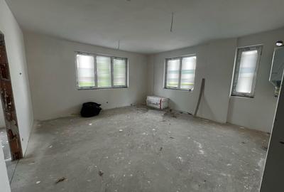 Apartament cu 3 camere semidecomandat în Florești