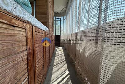 Apartament 3 camere de vânzare - Zona Centrală / 2 băi - 17