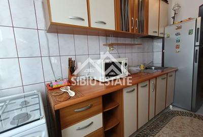 Apartament de vanzare cu 3 camere, decomandat -55 mp. balcon, pivnita - 19