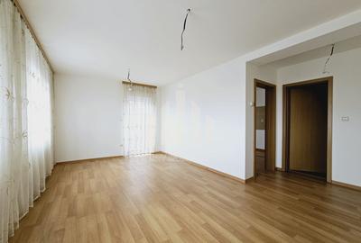 Apartament cu 3 camere decomandat în Micești