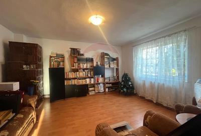 Casa cu 5 camere de vanzare in Priseaca 450 mp teren - 2