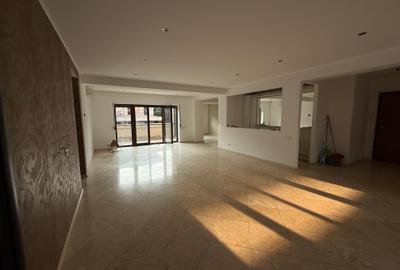 Penthouse cu 4 camere decomandat în Băneasa