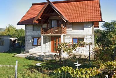 Casă individuală cu 6 camere în Tigveni